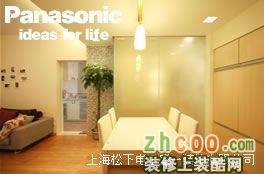进门玄关处凹墙处的收纳柜,充分解决了我们居室收纳空间的需求。
