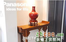 过道处设计师放置了中式家具作为点缀,雅致、美观。