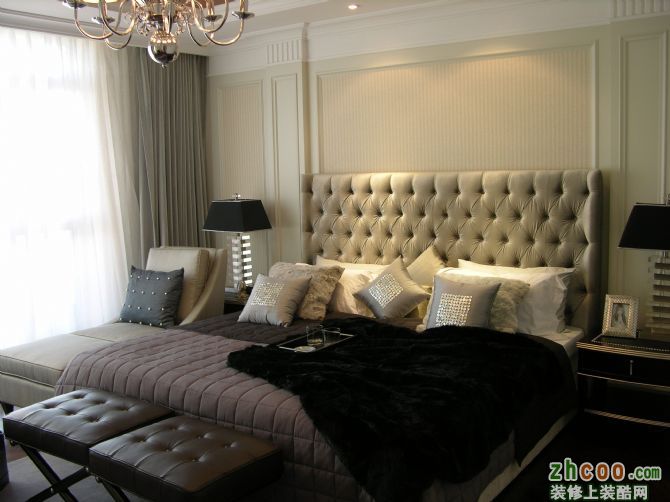 卧室在色调选择上面尽量以温和为主，床头的软包配合到窗帘，和墙纸，宁静惬意