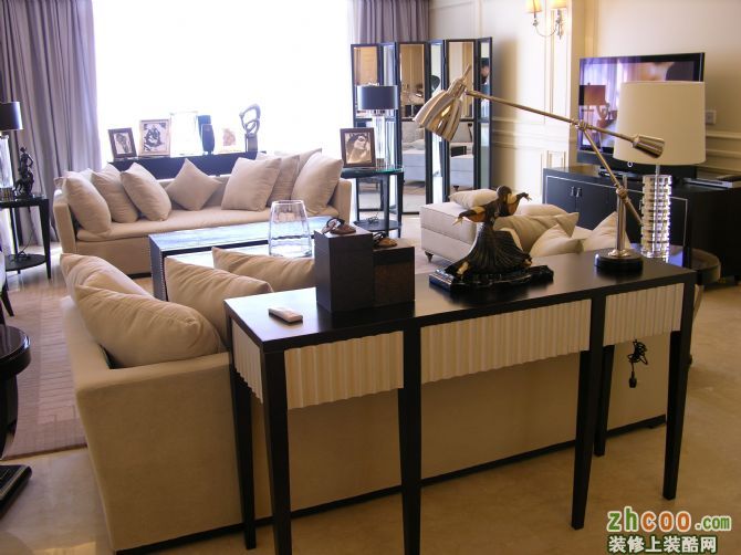 客厅的沙发是整个空间的亮点，舒适与装饰性兼顾，空间的设计亮点很多哦
