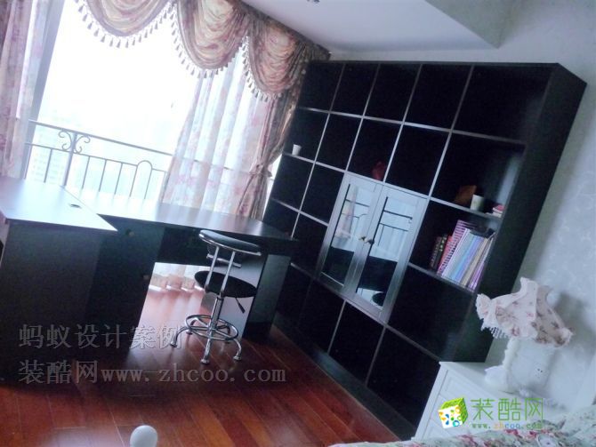 女儿房的书房，本来设计的是白色的书架。。。可是小妹妹喜欢深色的书架。。感觉和整体有点不搭。