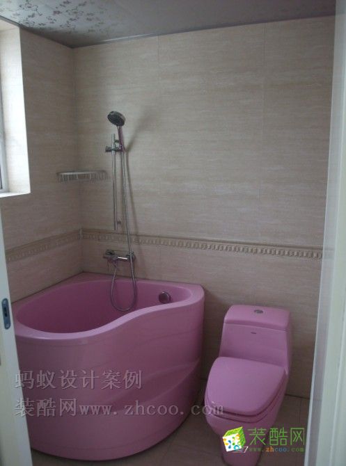 主卫。。粉色的卫浴。。。主要是业主女儿是个可爱的小妹。。。
