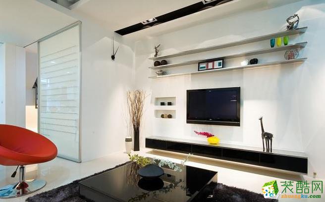 为使空间轻量化，因此电视柜体均採嵌入式设计，并搭配镜面不锈钢檯面及层板，立面则为黑色烤漆玻璃营造质感。