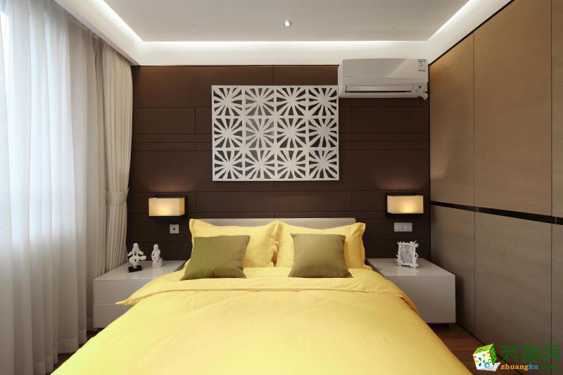 床头米色挂画配上深色墙壁很突出，黄色软装多了一份温馨。