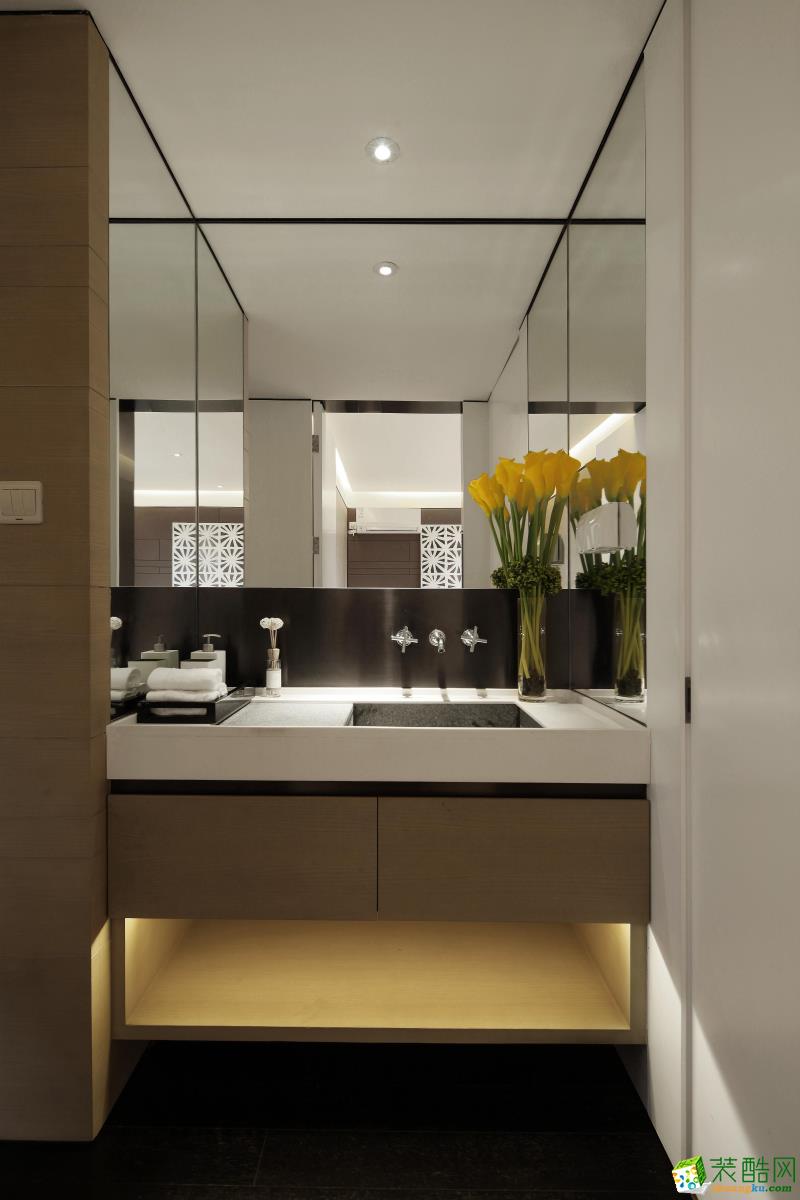 卫浴大范围采用玻璃作为墙壁，视野更加开阔。