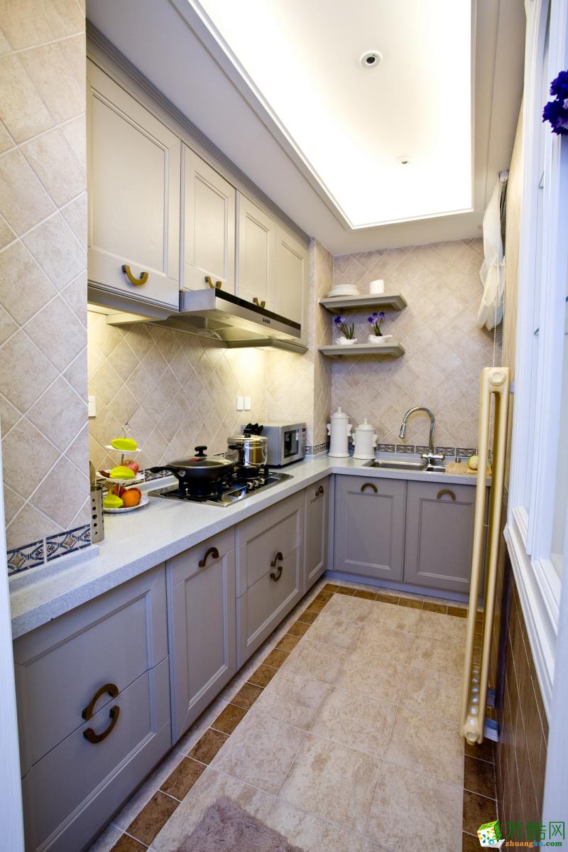 厨房浅灰色的地砖非常耐脏，白色的台面干净整洁。