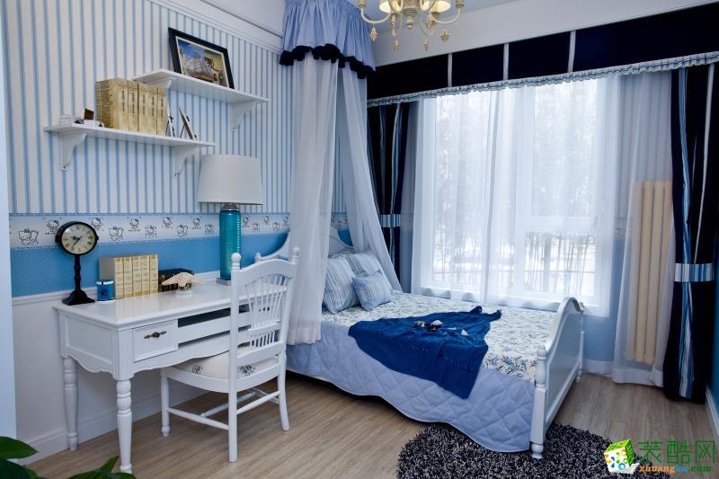 床头蓝色帷幔清新浪漫。竖条纹的墙壁也很特别。