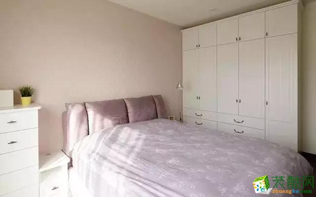 卧室墙面选择了淡粉色，满满的温馨，享受舒适的睡眠