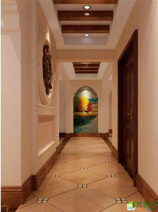走廊复古的瓷砖和墙壁装饰都带着古典美式额味道。