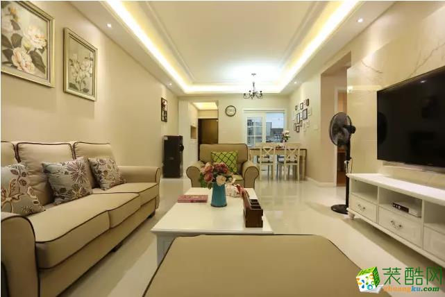 客厅整体以现代大气的硬装基础，搭配上优雅精致的现代欧式家具，整个空间都给人以舒适轻松的格调；