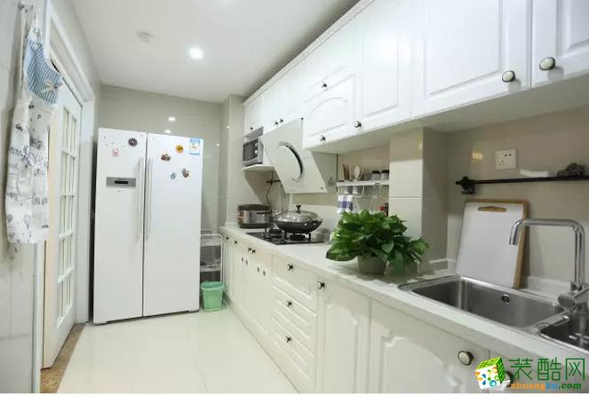厨房比较长，动线都以一字形展开设计，还算比较舒适；象牙白的橱柜搭配，让空间显得很优雅高档；