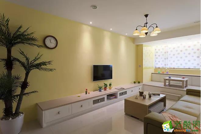 客厅电视墙刷满了黄色的乳胶漆,在侧边挂一个圆形时钟,长条的电视柜