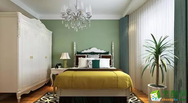 主卧的色调很有欣欣向荣之感无论是豆绿墙壁还是焦黄床品整体布局上