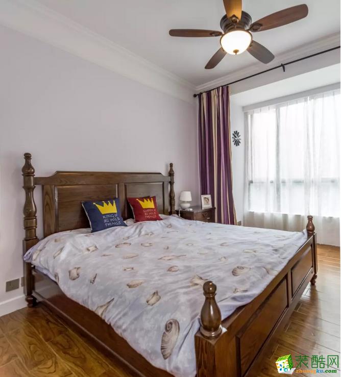 木质的地板，搭配木艺床，成熟而稳重，浅色的床褥，恰好中和了沉闷，让卧室变得温馨起来。