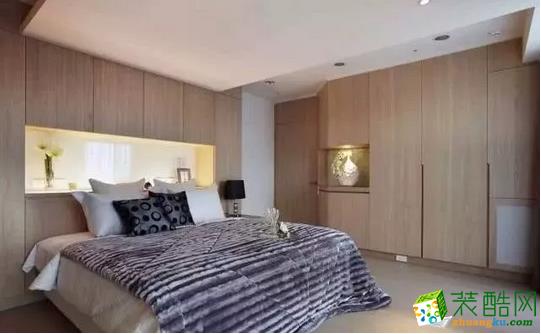 休息室，也可以当做招待客人用的招待室，白色的半透明窗帘，阳光透过窗帘
照进来。