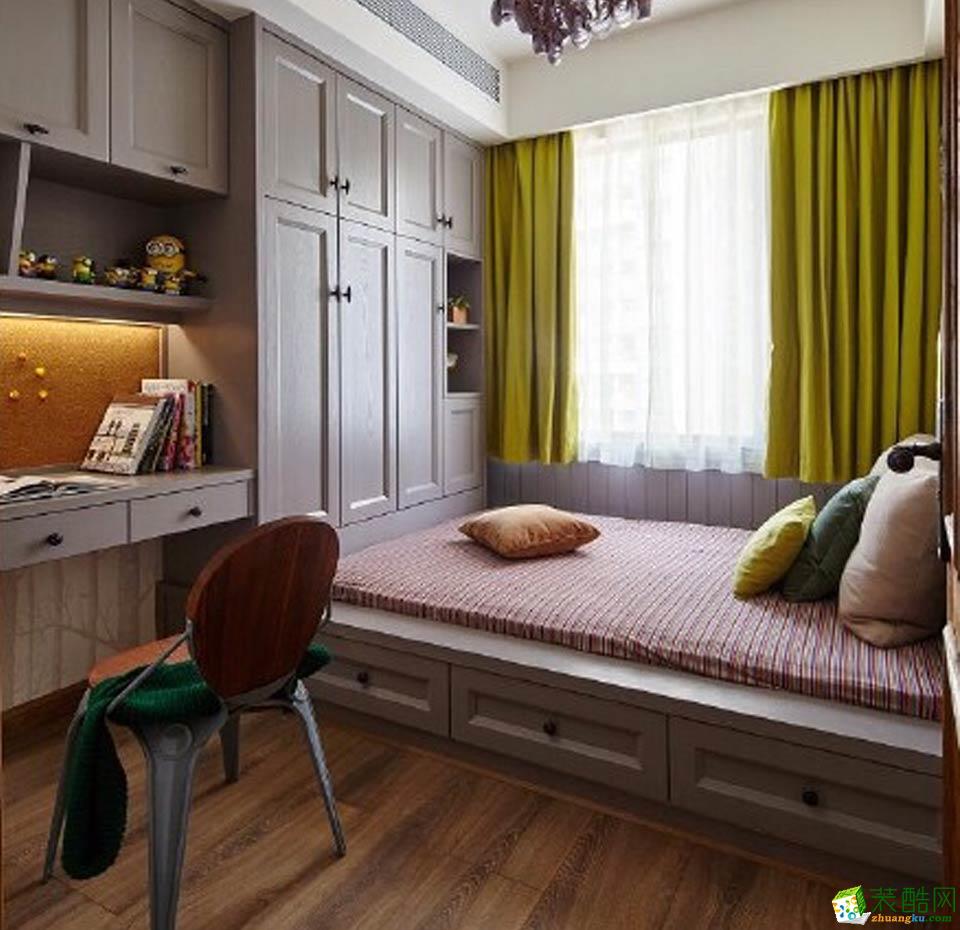 书房的风格显得更浪漫,简易的书桌,黄色的窗帘,配合榻榻米,舒适且温馨