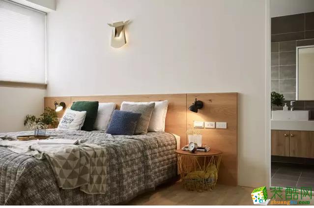 卧室采用了同样简洁自然的北欧风,床头的原木板延展出来,将开关面板和