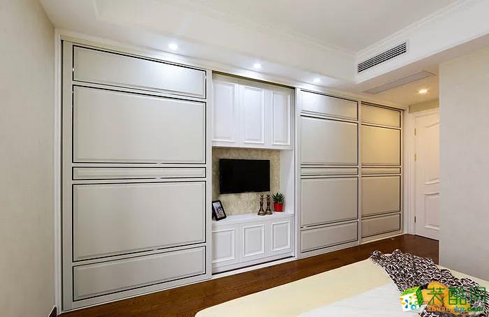 卧室 主卫的床尾电视柜与衣柜组合起来,独特的推门衣柜,让这面墙显得