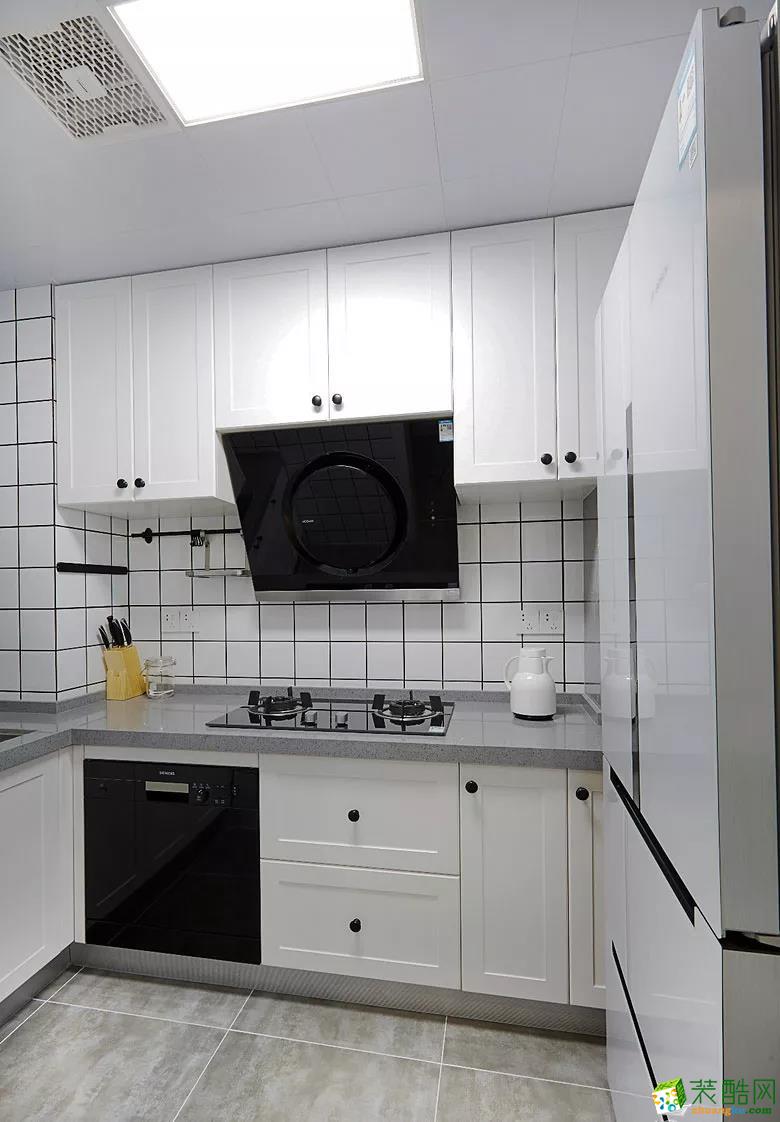 [厨房]白色的橱柜搭配灰色台面,简单清爽[隔断]过道的泥砖很简单[餐厅