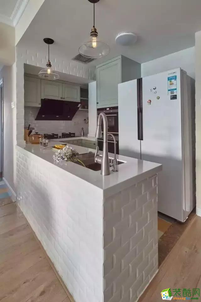 厨房直接做成半开放式的设计，以半堵墙和其他区域隔开，整个白色瓷砖墙壁，搭配绿色整体橱柜，整个效果也非常简约。