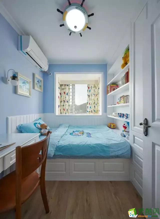 儿童房直接设了榻榻米，在色调上是白色护墙板与蓝色乳胶漆的结合，特别自然清新，有利于营造安静的睡眠氛围。
