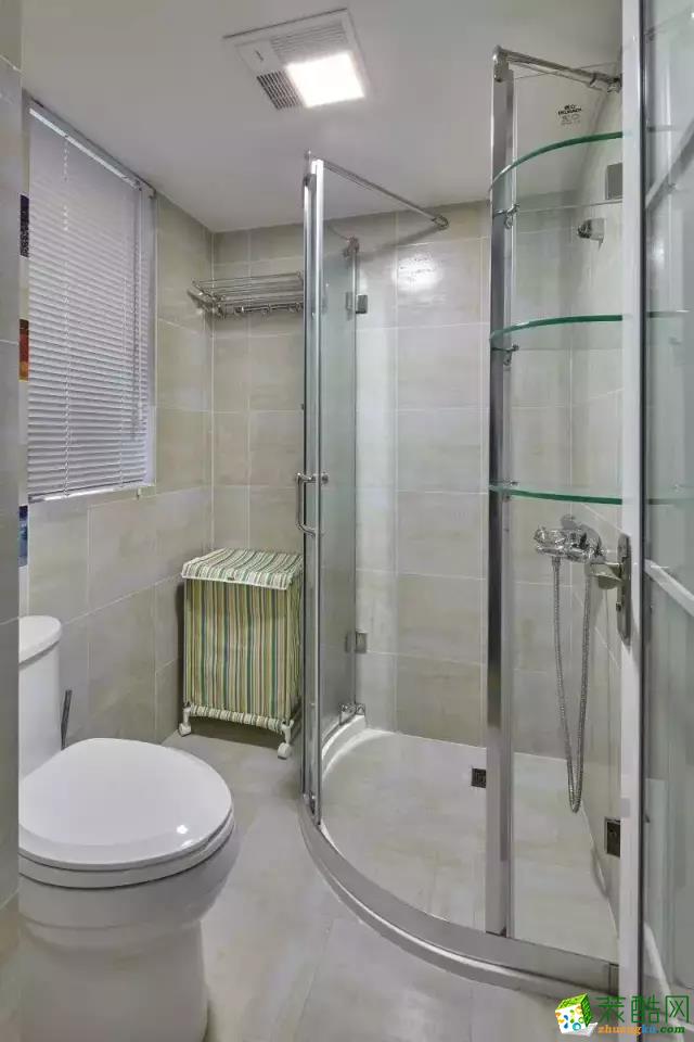 卫生间里面设了玻璃淋浴房，干湿分离，色调及设计方面，都极其简洁实用的。
