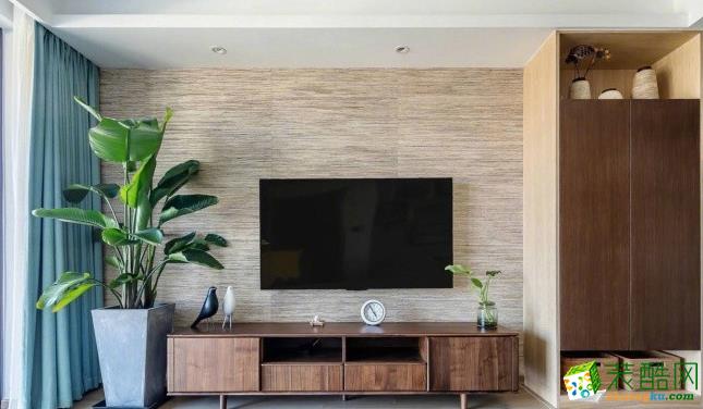 简简单单的电视背景墙，细致地侧柜，以及实木电视柜构成色调一致，木质感结合出自然朴质，再加上原木地板，绿植的注入，还原了一份北欧静雅。