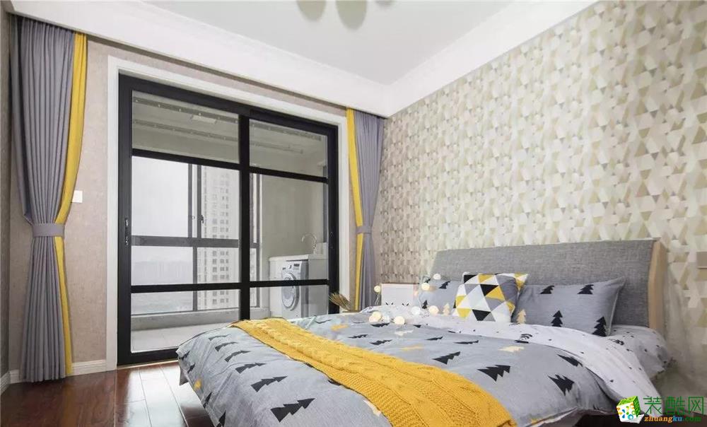 次卧里的阳台是个洗衣晾晒的好地方,床品布艺灰色中加入了一些暖黄,真