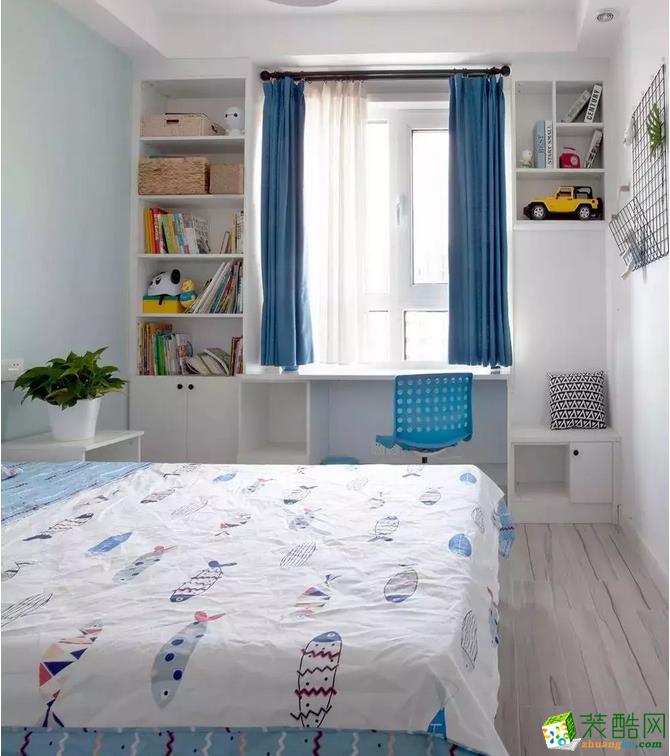 结合特色蓝白配的窗帘,在窗户两侧打造出具有收纳空间的书桌柜[卧室]