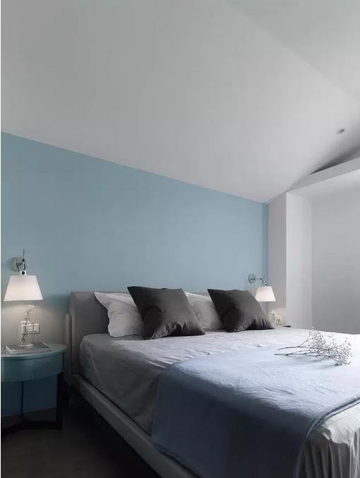 灰色床单,黑白抱枕,一面蓝色背景墙,两盏台灯,这样静谧,素净的环境