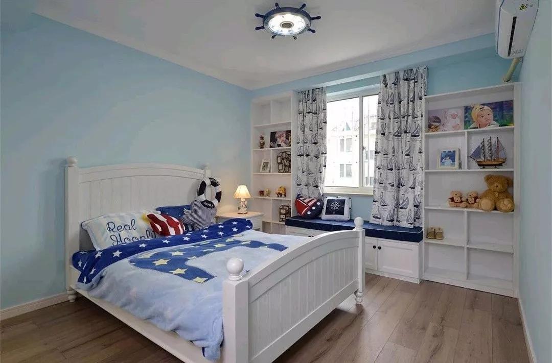 儿童房墙面刷淡蓝色漆,搭配白色的家具,顶面则选用船舵吊灯,呈现出一